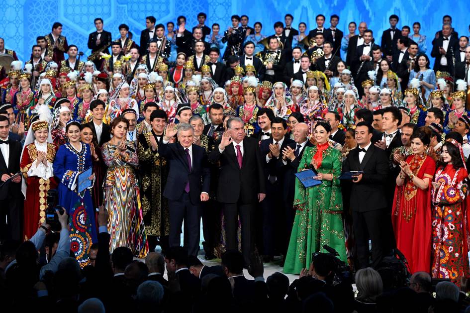 Ўзбекистон ва Тожикистон президентлари икки мамлакат санъаткорлари иштирокидаги концертни томоша қилди